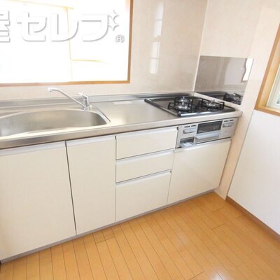 カウンターキッチンになってます。