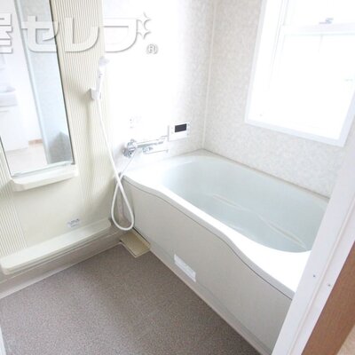 お風呂は追い炊き付きです。
