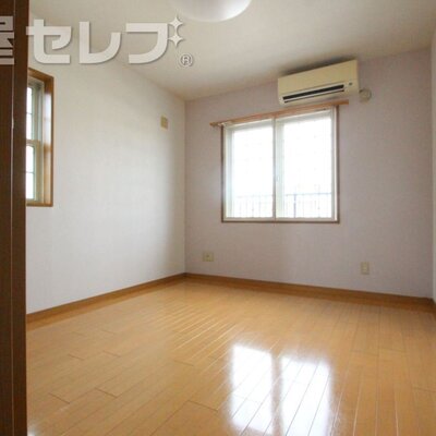 お部屋に照明付いてます。
