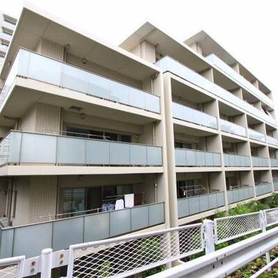 外観も分譲らしい建物です。