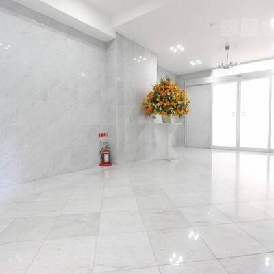 エントランスが眩しいですね