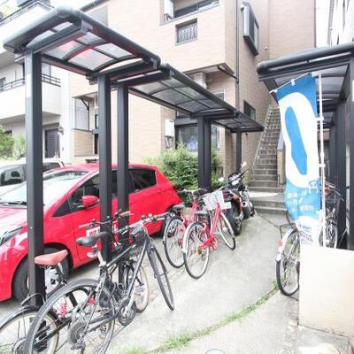 屋根付きの駐輪場です。