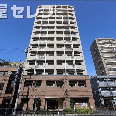 タイル張りでお洒落な外観です。