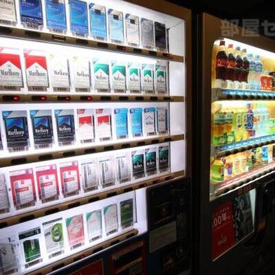 たばこと飲み物の自動販売機が一階にあります