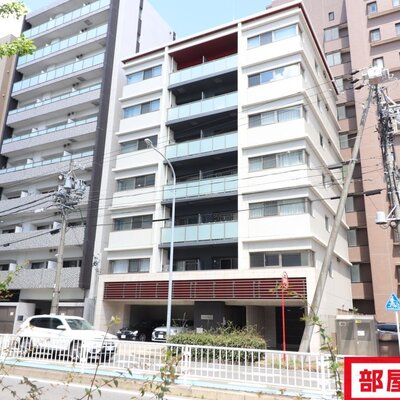 タイル張りの立派な外観です。