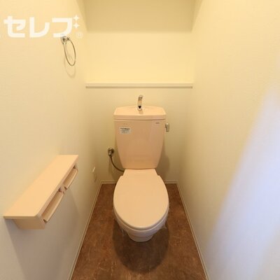 収納棚付きのトイレ
