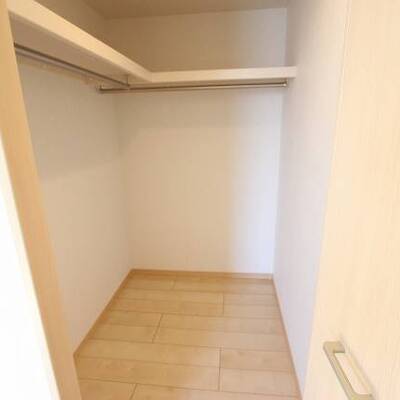 洗面台にも収納があります