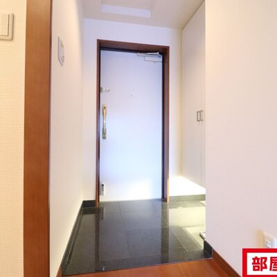 玄関から見ても明るくてキレイですね。イメージ写真