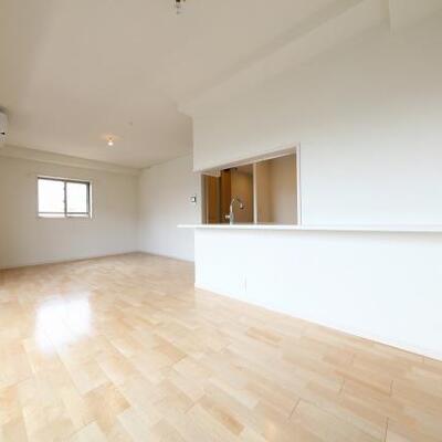 大きな窓からの日差しが明るいですね。