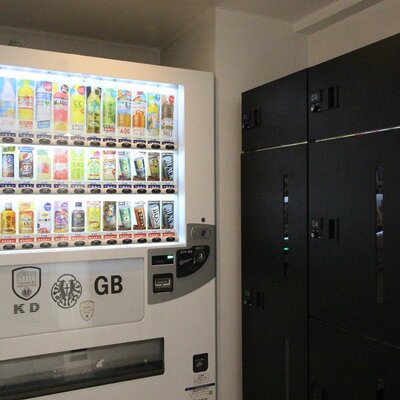 エントランスの自動販売機と宅配BOX