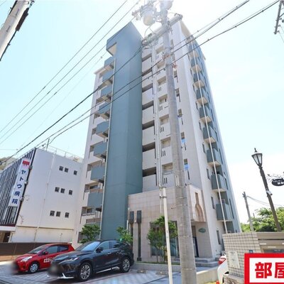 タイル張りのカッコイイ外観です。